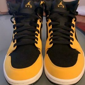 Jordan 1 Mid Reverse New Love